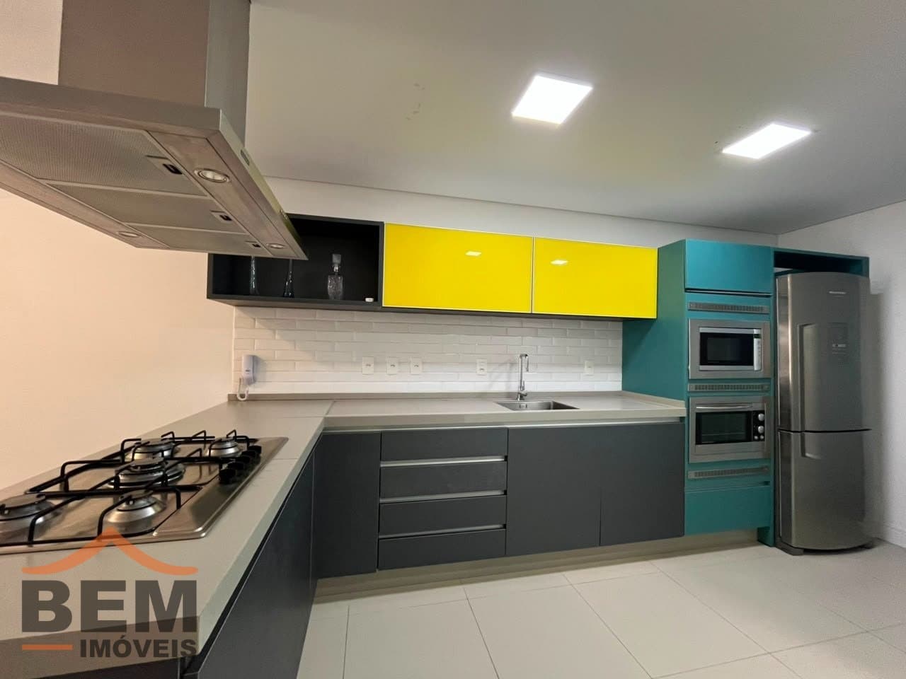 Apartamento para Locação com 2 quartos sendo 1 suíte, 1 vaga no bairro Praia Brava em Itajaí/SC: 25 - COZINHA