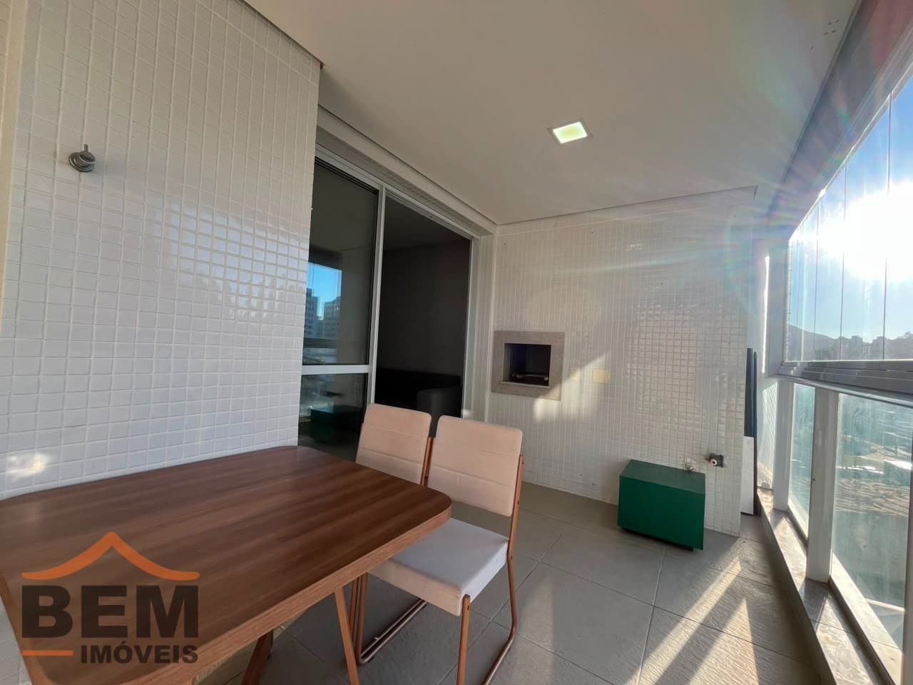 Apartamento para Locação com 2 quartos sendo 1 suíte, 1 vaga no bairro Praia Brava em Itajaí/SC: 31 - SACADA COM CHURRASQUEIRA
