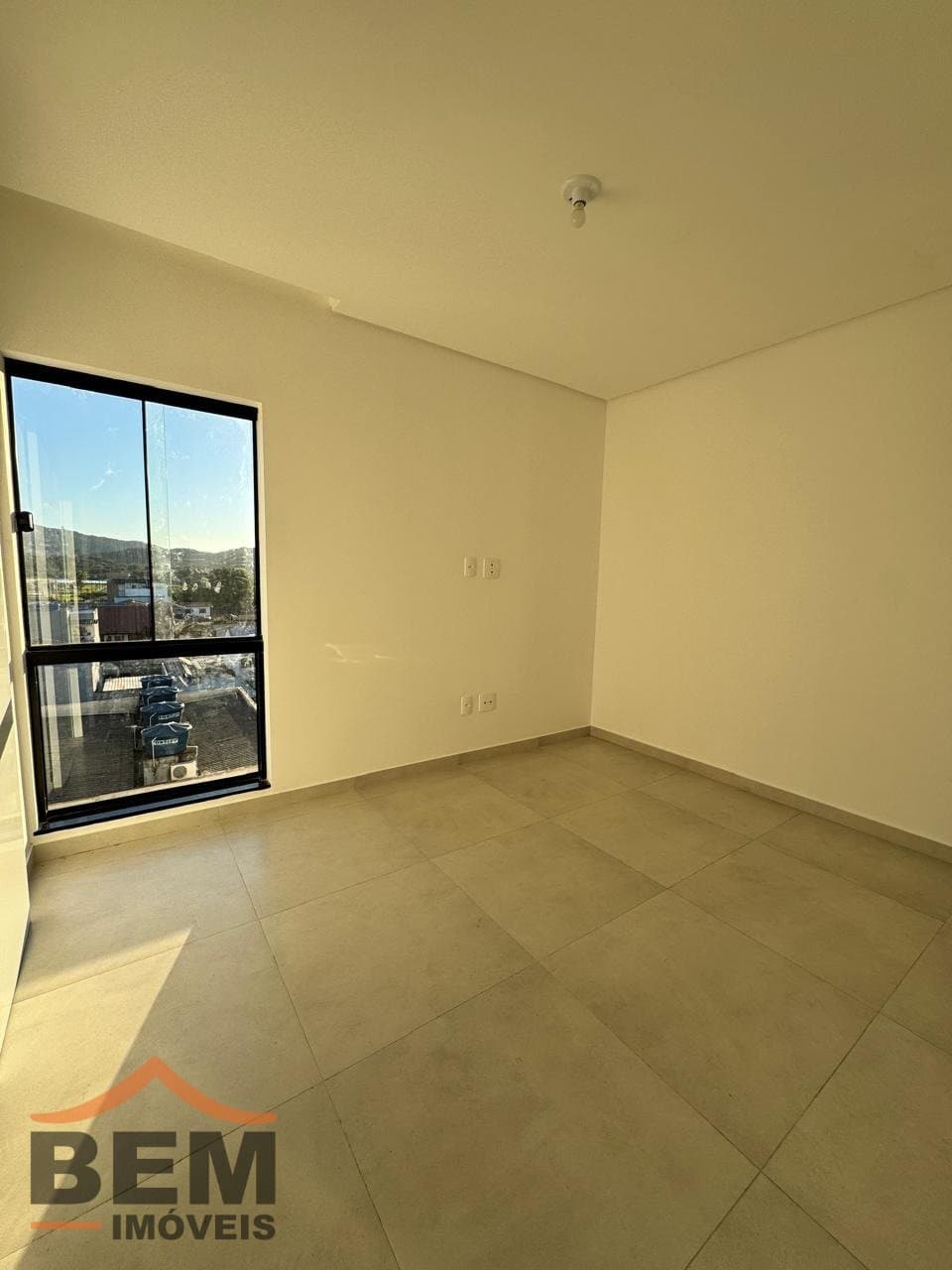 Apartamento à Venda com 2 quartos sendo 2 suítes, 1 vaga no bairro Centro em Camboriú/SC: b39a611a-c70b-48db-94a1-b2639ac26e0b