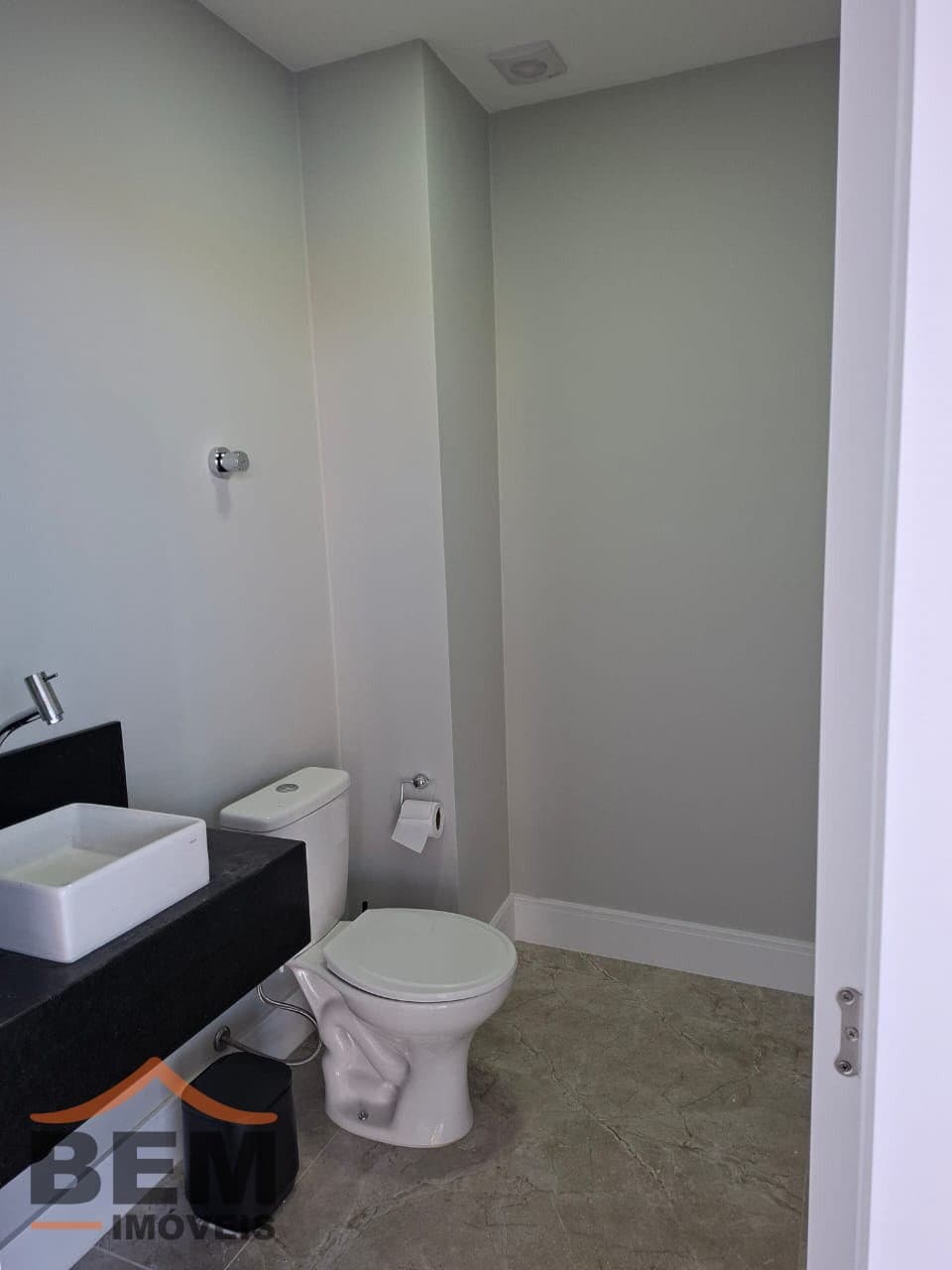 Sala Comercial para Locação com 15 vagas no bairro São João em Itajaí/SC: 08 - BANHEIRO SOCIAL