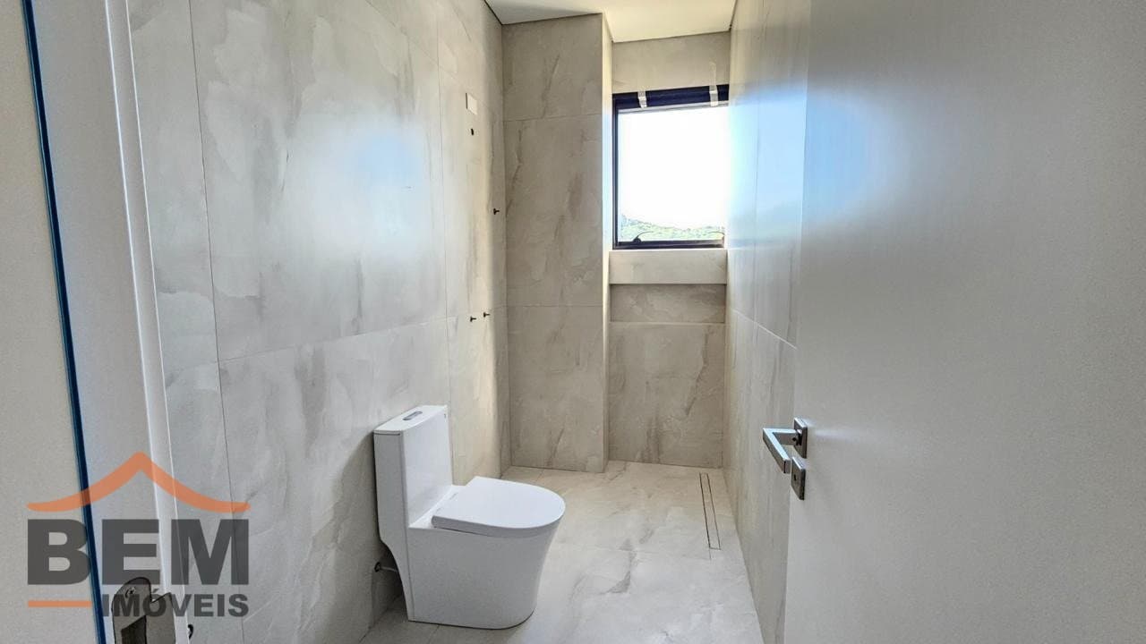 Apartamento Duplex para Locação com 3 quartos sendo 3 suítes, 3 vagas no bairro Fazenda em Itajaí/SC: 11 - BANHEIRO DA  SUÍTE