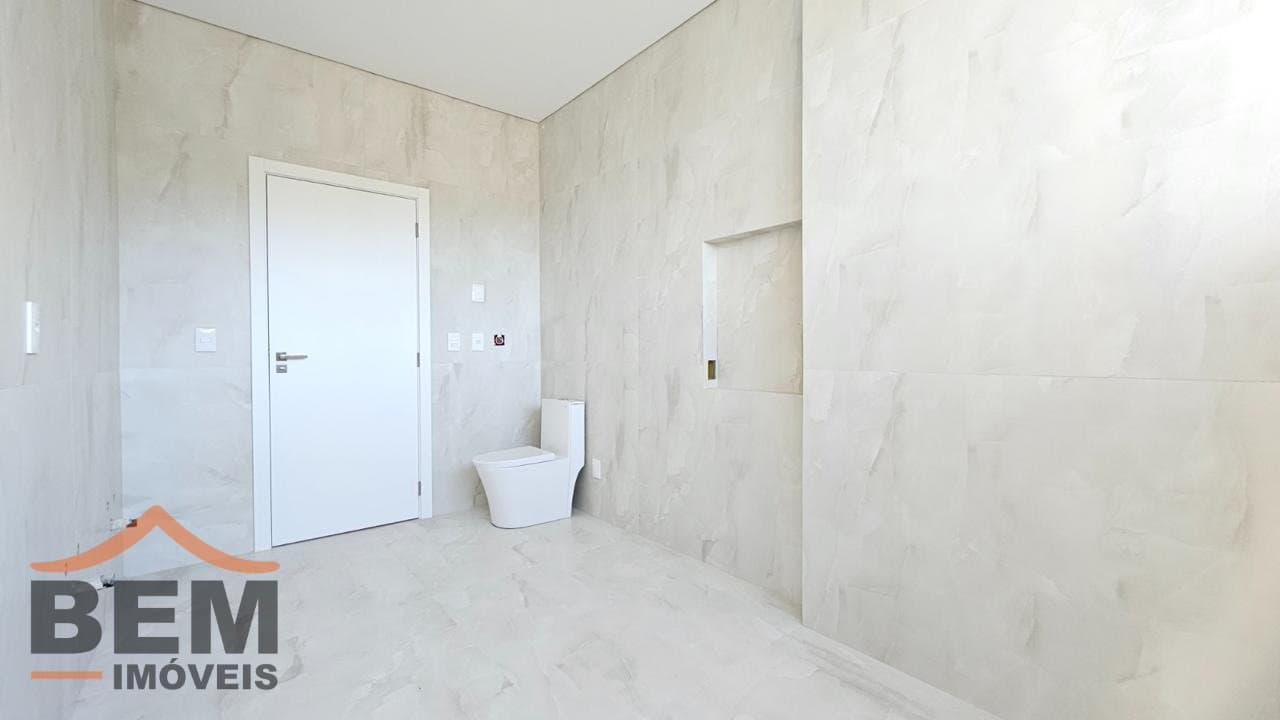 Apartamento Duplex para Locação com 3 quartos sendo 3 suítes, 3 vagas no bairro Fazenda em Itajaí/SC: 35 - BANHEIRO DA SUÍTE