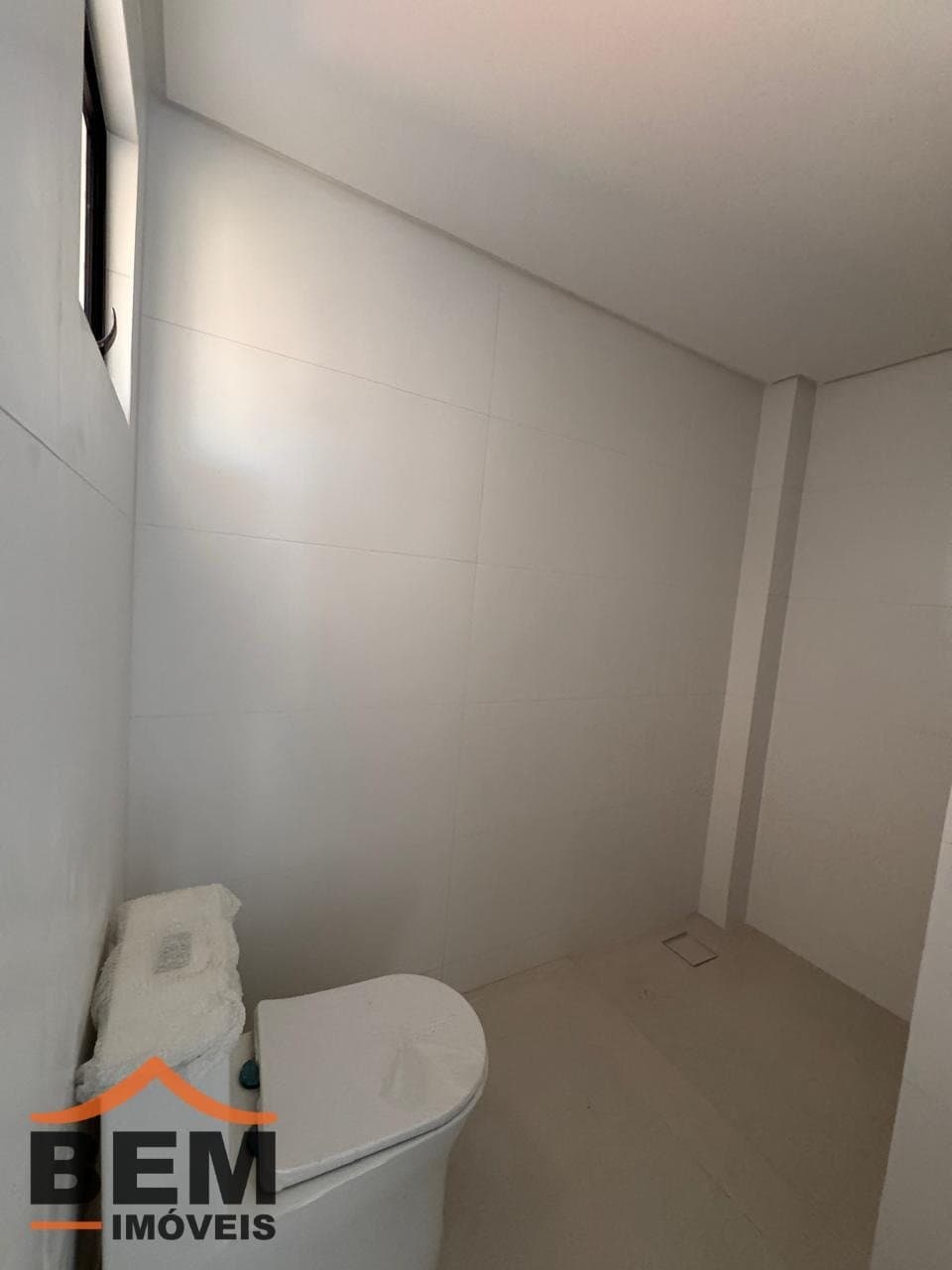 Casa à Venda com 2 quartos sendo 2 suítes, 1 vaga no bairro Rio Pequeno em Camboriú/SC: i74w8W45fP5J18s_84086a553fd89049a