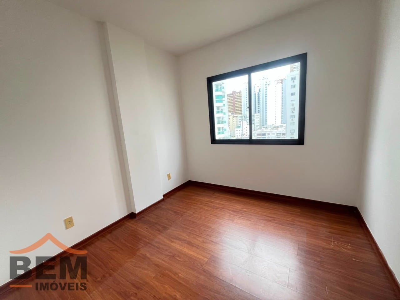 Apartamento para Locação com 3 quartos sendo 1 suíte no bairro Centro em Balneário Camboriú/SC: 837a7393-1601-400a-b2bc-226a60e09e2c