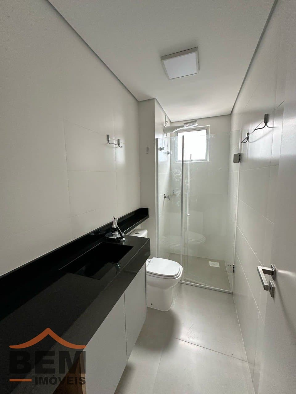 Apartamento para Locação com 2 quartos sendo 2 suítes, 2 vagas no bairro Praia Brava em Itajaí/SC: 10 - BANHEIRO DA SUÍTE 01
