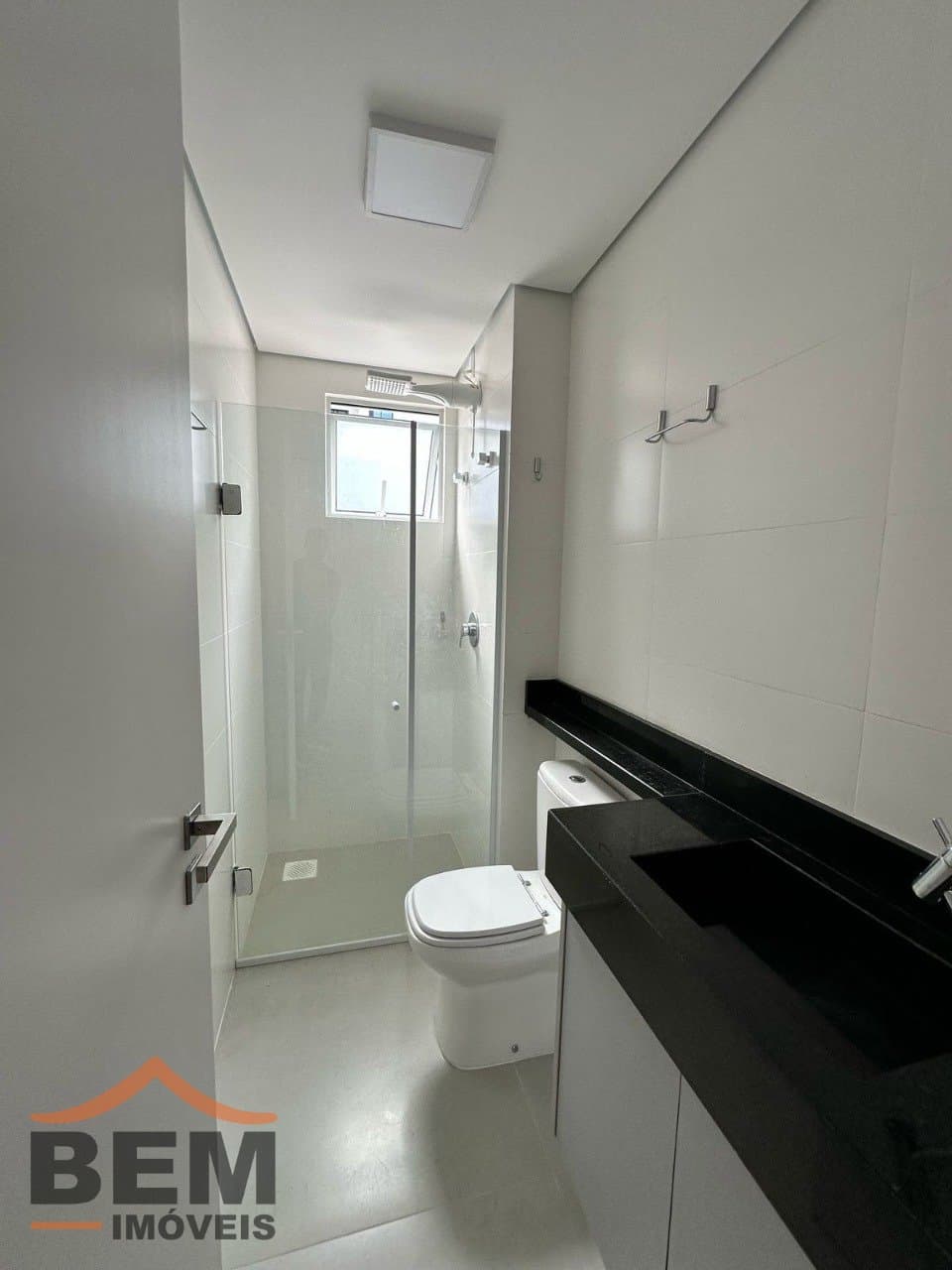 Apartamento para Locação com 2 quartos sendo 2 suítes, 2 vagas no bairro Praia Brava em Itajaí/SC: 12 - BANHEIRO DA SUÍTE 02
