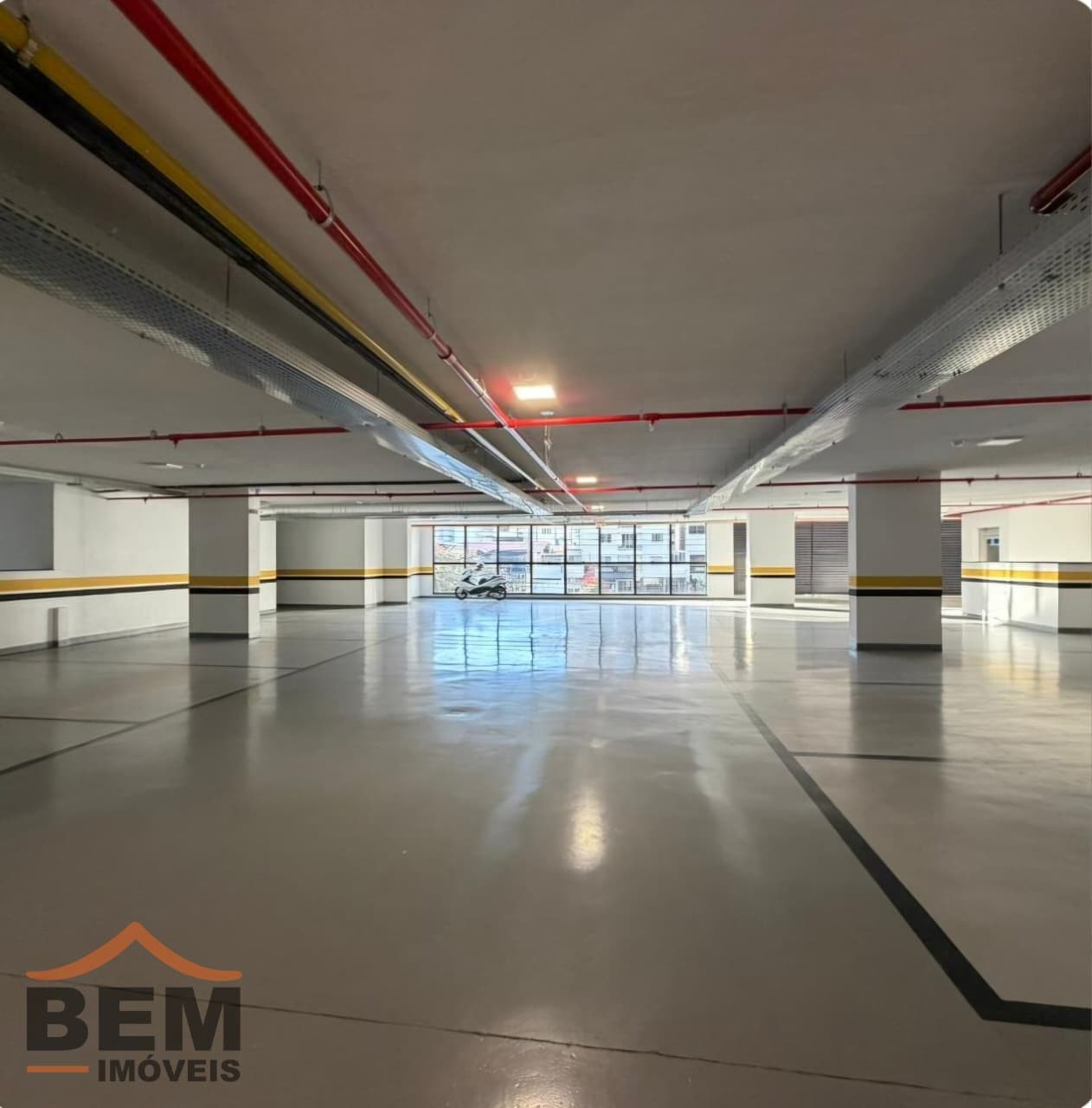 Ponto Comercial para Locação no bairro Centro em Balneário Camboriú/SC: 06-GARAGEM