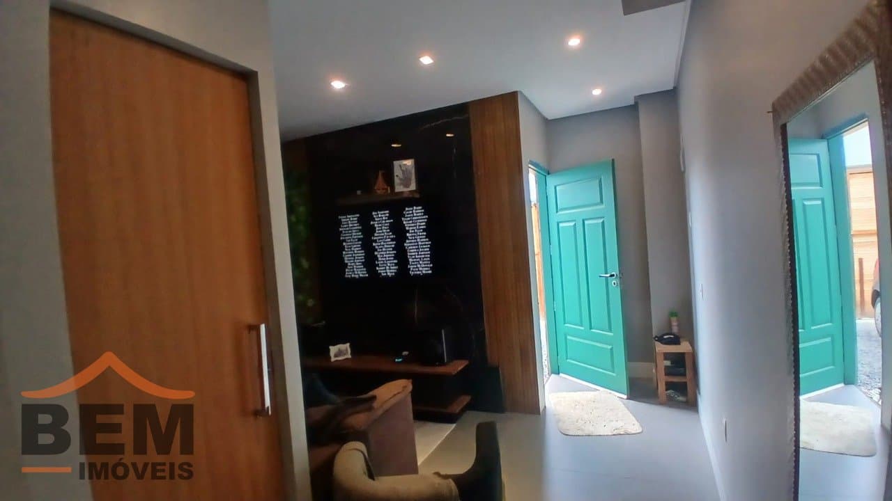 Casa à Venda com 3 quartos, 1 vaga no bairro Cedros em Camboriú/SC