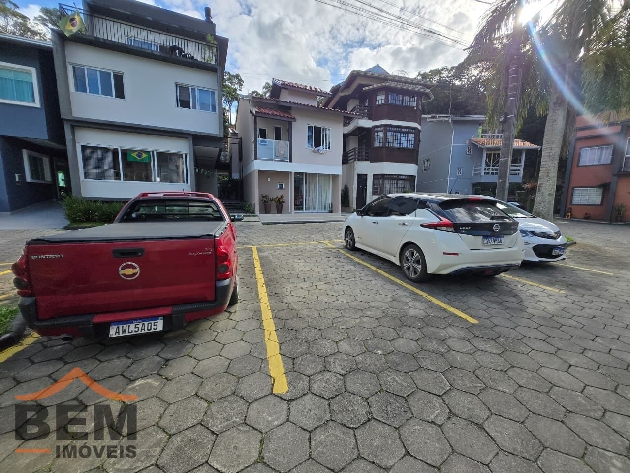 Casa em condomínio para aluguel em Camboriú: 03-ESTACIONAMENTO