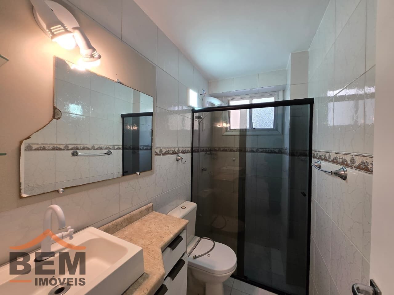 Apartamento para Locação com 2 quartos, 1 vaga no bairro Centro em Balneário Camboriú/SC: 13-BANHEIRO