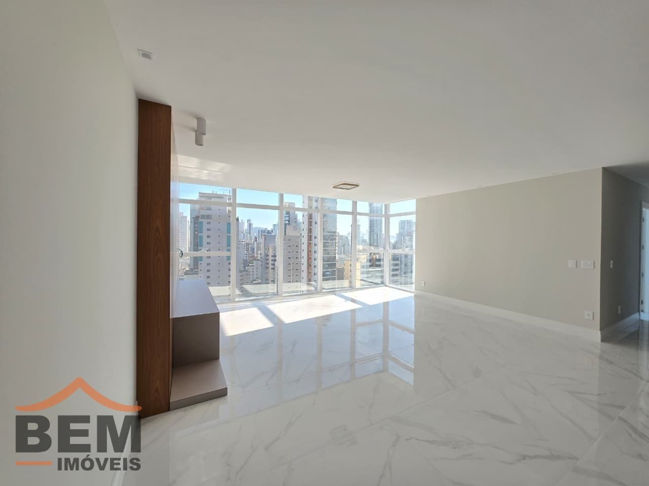 Apartamento para Locação com 2 quartos sendo 2 suítes, 3 vagas no bairro Centro em Balneário Camboriú/SC