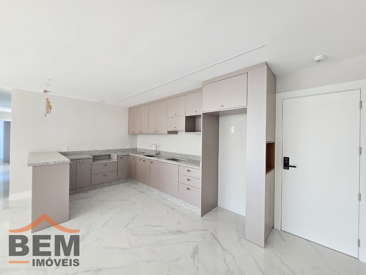 Apartamento para Locação com 2 quartos sendo 2 suítes, 3 vagas no bairro Centro em Balneário Camboriú/SC