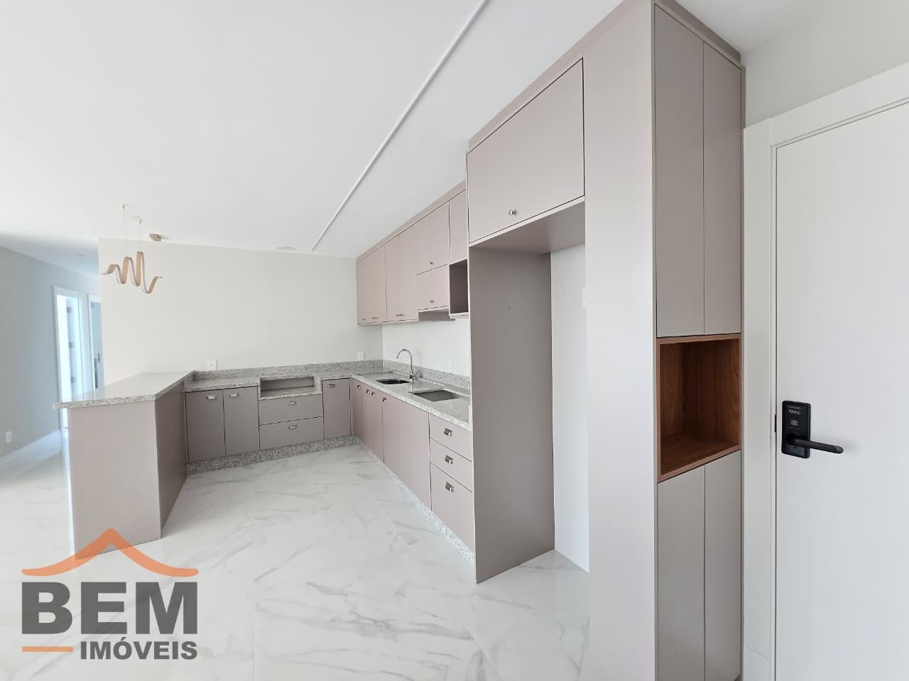 Apartamento para Locação com 2 quartos sendo 2 suítes, 3 vagas no bairro Centro em Balneário Camboriú/SC