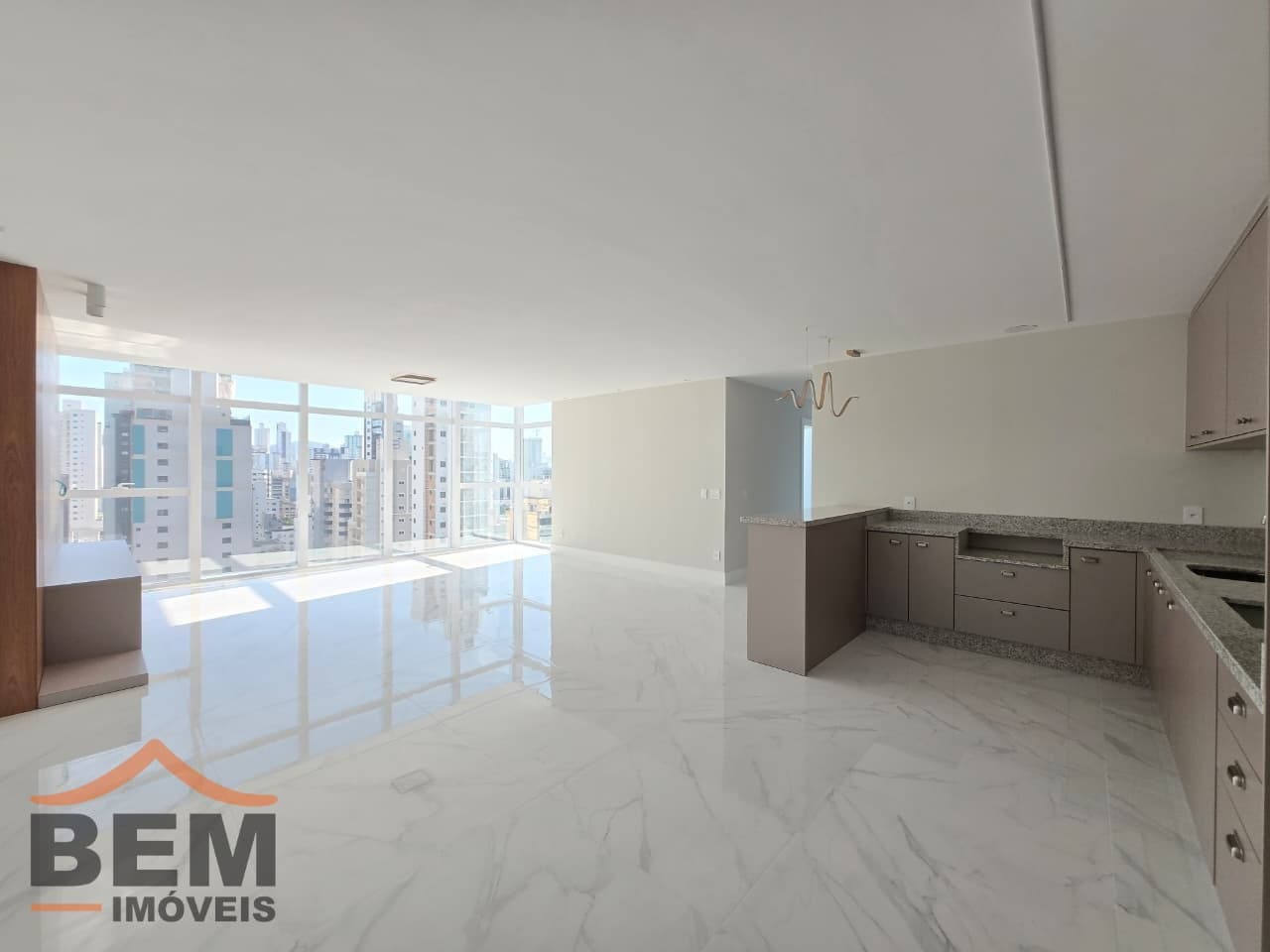 Apartamento para Locação com 2 quartos sendo 2 suítes, 3 vagas no bairro Centro em Balneário Camboriú/SC