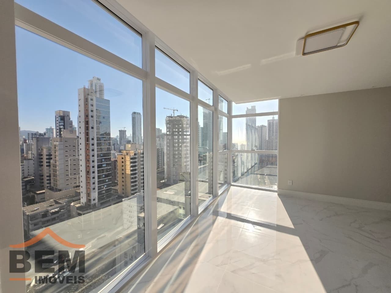 Apartamento para Locação com 2 quartos sendo 2 suítes, 3 vagas no bairro Centro em Balneário Camboriú/SC