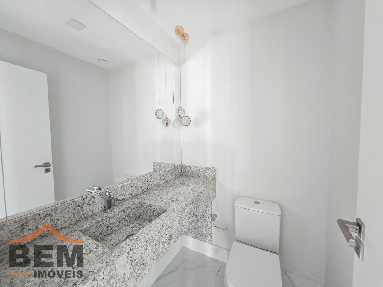 Apartamento para Locação com 2 quartos sendo 2 suítes, 3 vagas no bairro Centro em Balneário Camboriú/SC