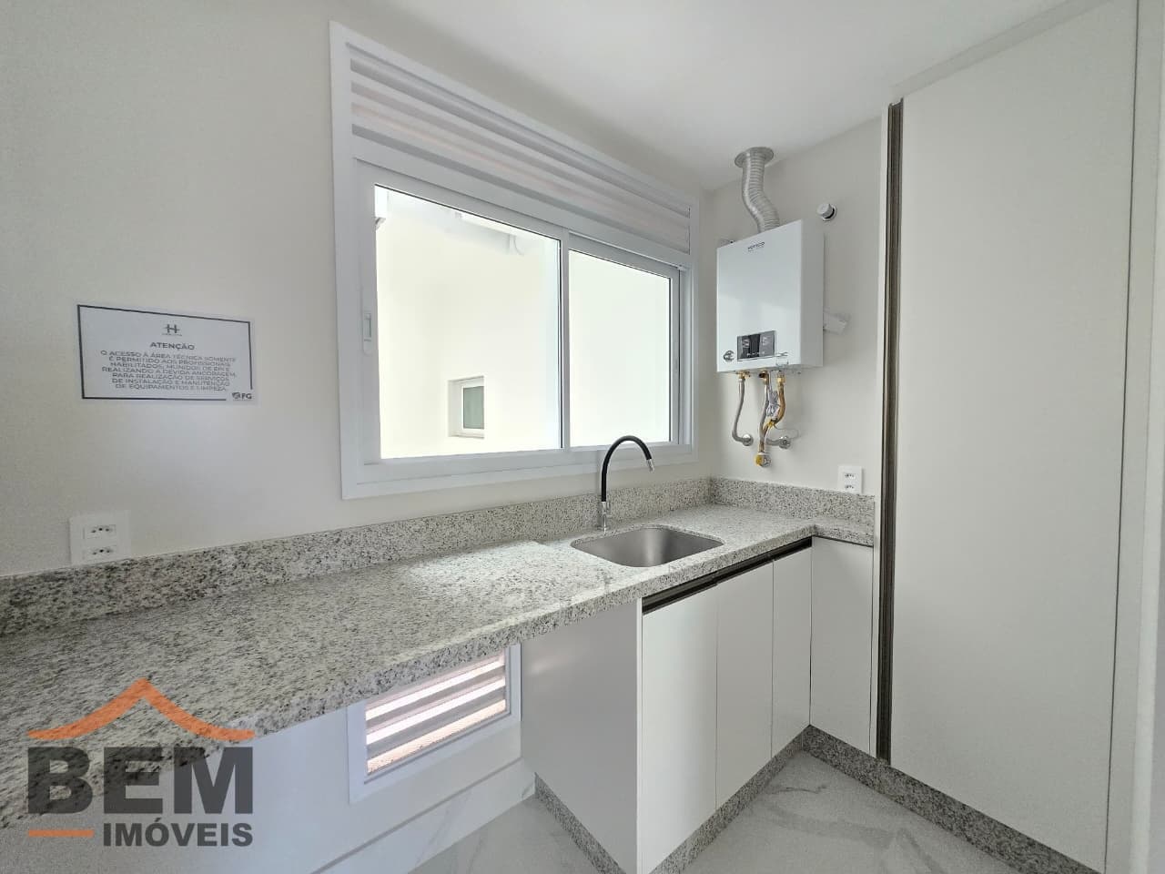 Apartamento para Locação com 2 quartos sendo 2 suítes, 3 vagas no bairro Centro em Balneário Camboriú/SC