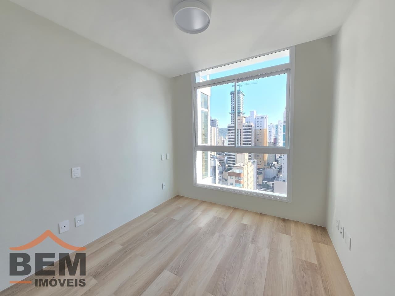 Apartamento para Locação com 2 quartos sendo 2 suítes, 3 vagas no bairro Centro em Balneário Camboriú/SC