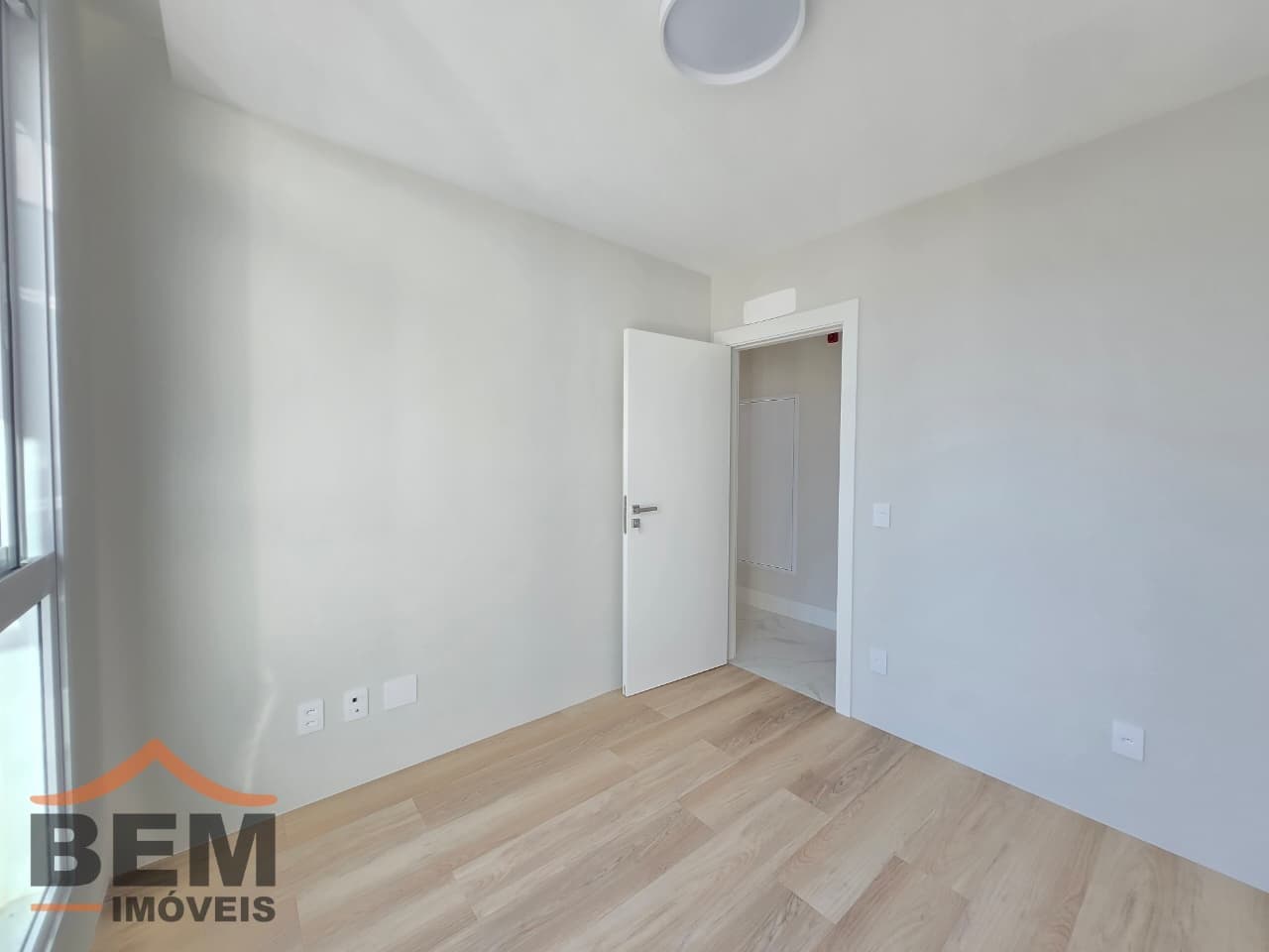 Apartamento para Locação com 2 quartos sendo 2 suítes, 3 vagas no bairro Centro em Balneário Camboriú/SC