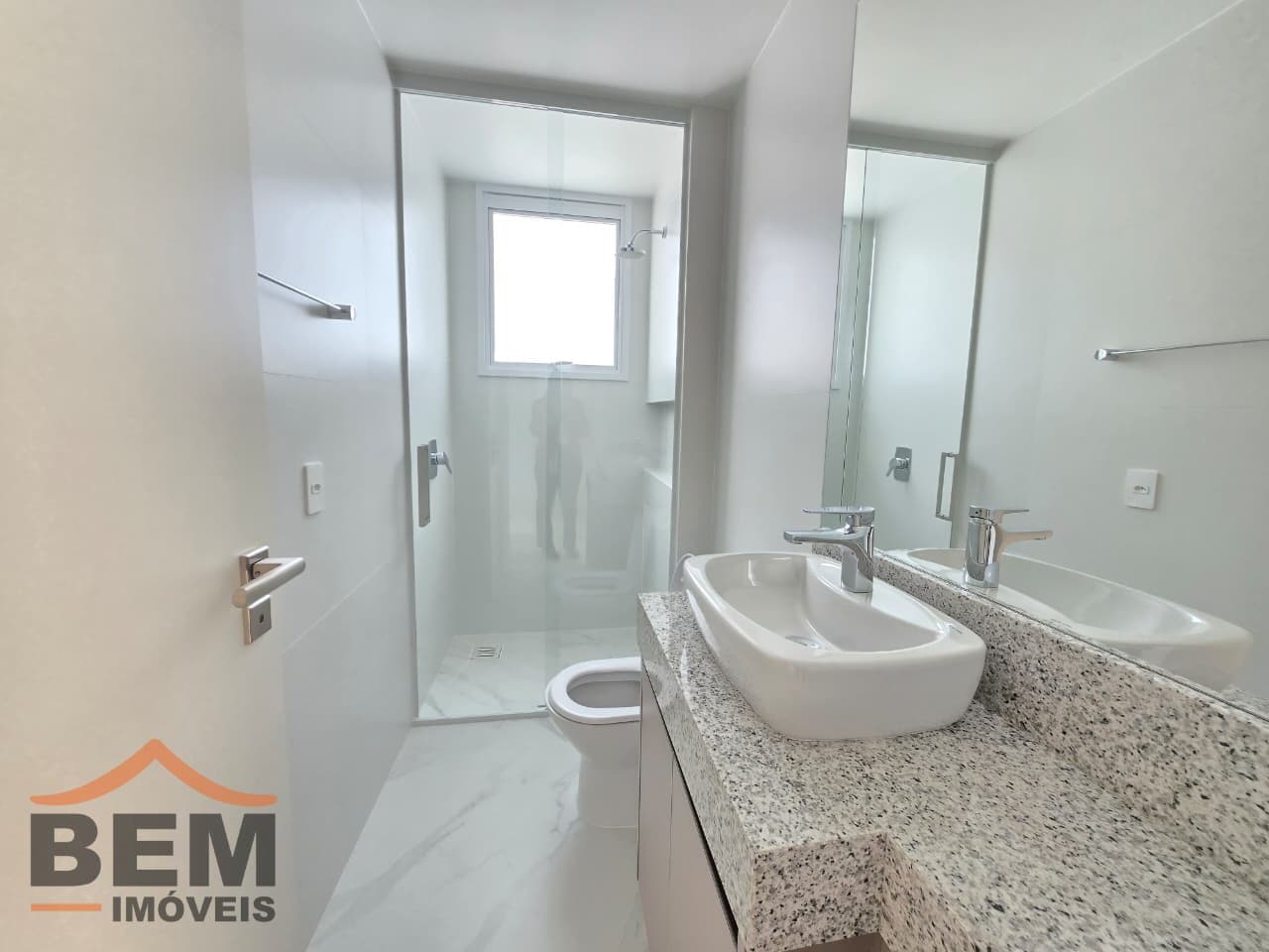 Apartamento para Locação com 2 quartos sendo 2 suítes, 3 vagas no bairro Centro em Balneário Camboriú/SC