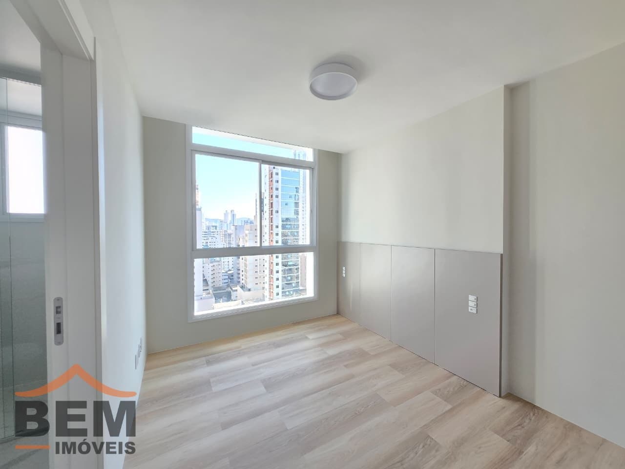 Apartamento para Locação com 2 quartos sendo 2 suítes, 3 vagas no bairro Centro em Balneário Camboriú/SC