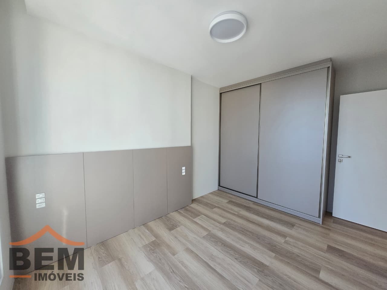 Apartamento para Locação com 2 quartos sendo 2 suítes, 3 vagas no bairro Centro em Balneário Camboriú/SC