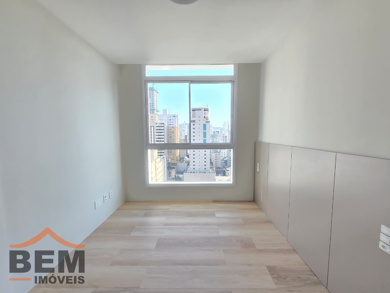 Apartamento para Locação com 2 quartos sendo 2 suítes, 3 vagas no bairro Centro em Balneário Camboriú/SC