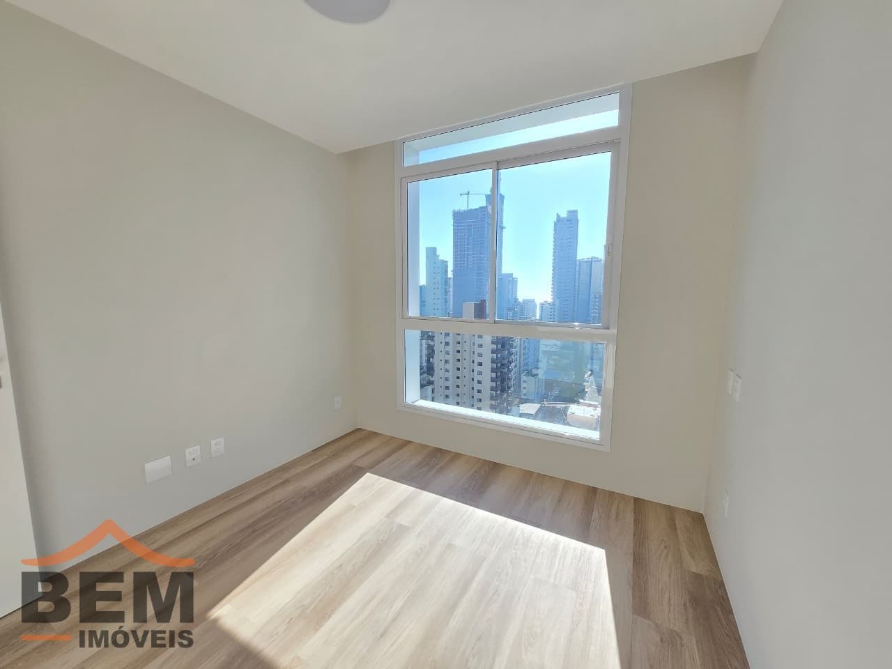 Apartamento para Locação com 2 quartos sendo 2 suítes, 3 vagas no bairro Centro em Balneário Camboriú/SC