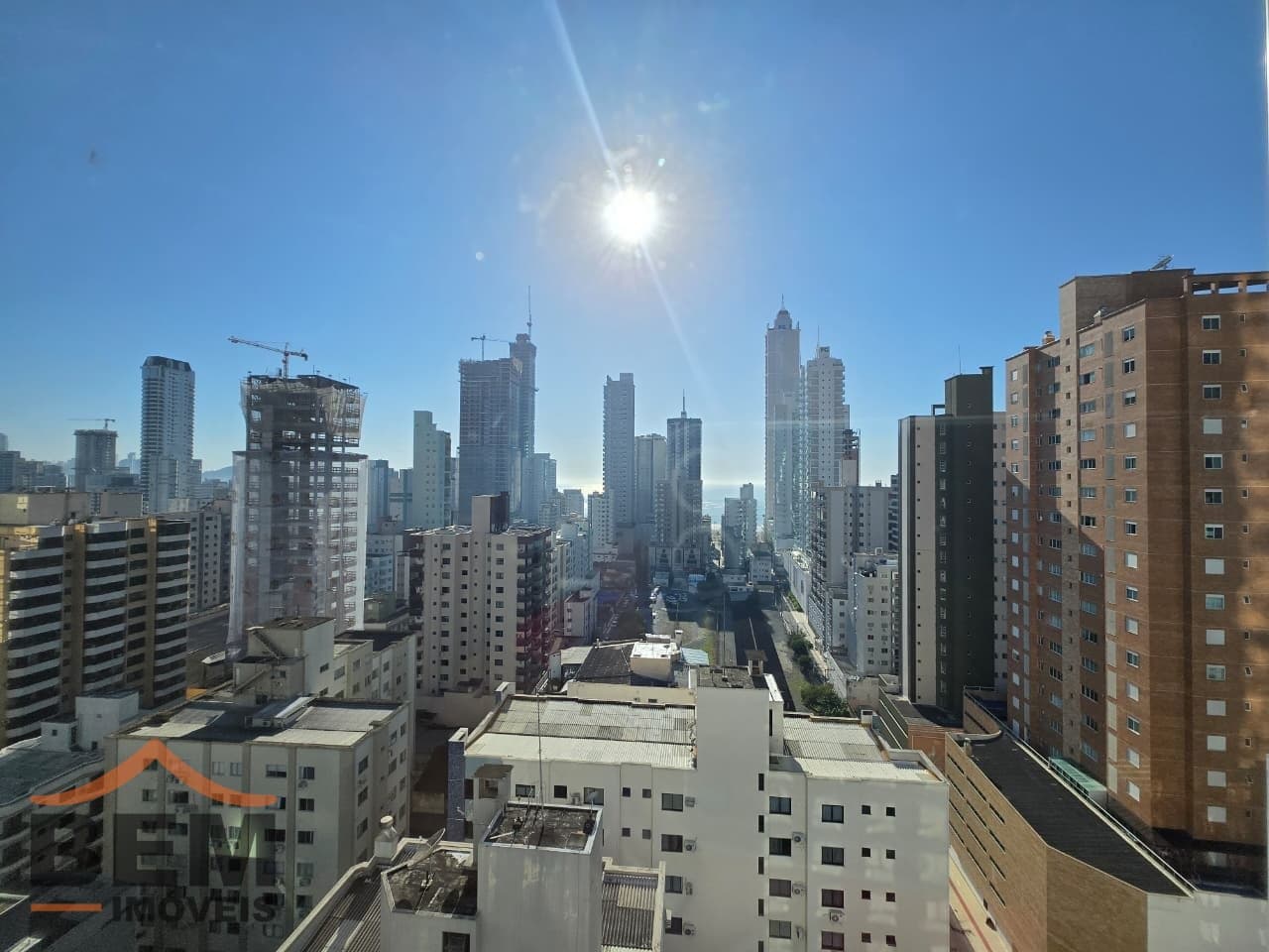 Apartamento para Locação com 2 quartos sendo 2 suítes, 3 vagas no bairro Centro em Balneário Camboriú/SC