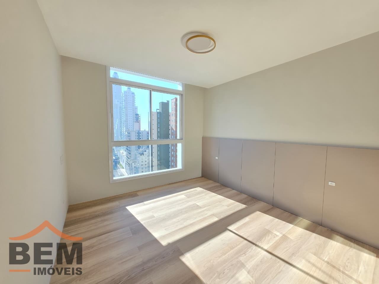 Apartamento para Locação com 2 quartos sendo 2 suítes, 3 vagas no bairro Centro em Balneário Camboriú/SC