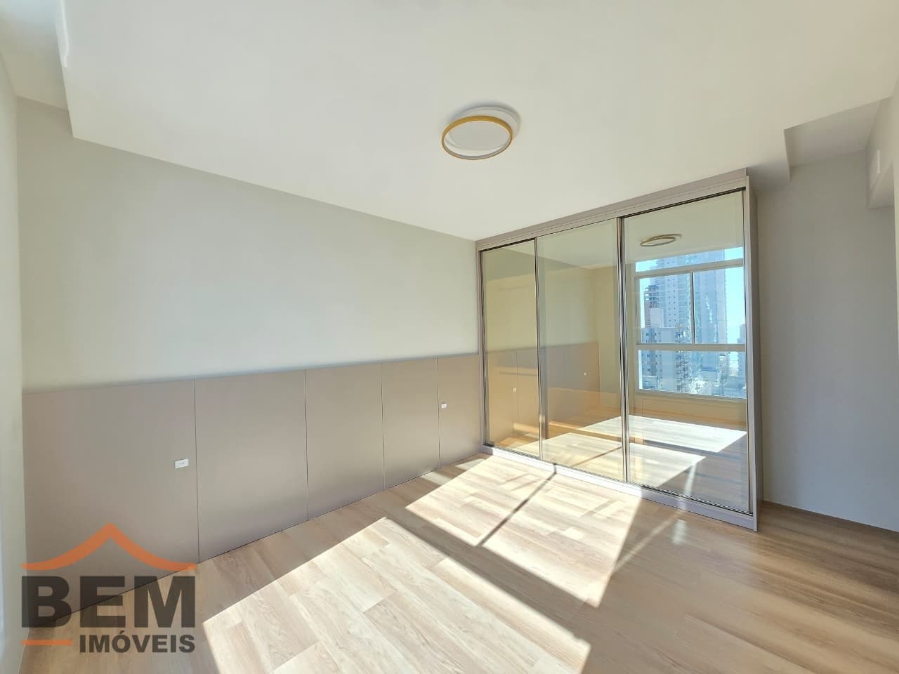 Apartamento para Locação com 2 quartos sendo 2 suítes, 3 vagas no bairro Centro em Balneário Camboriú/SC