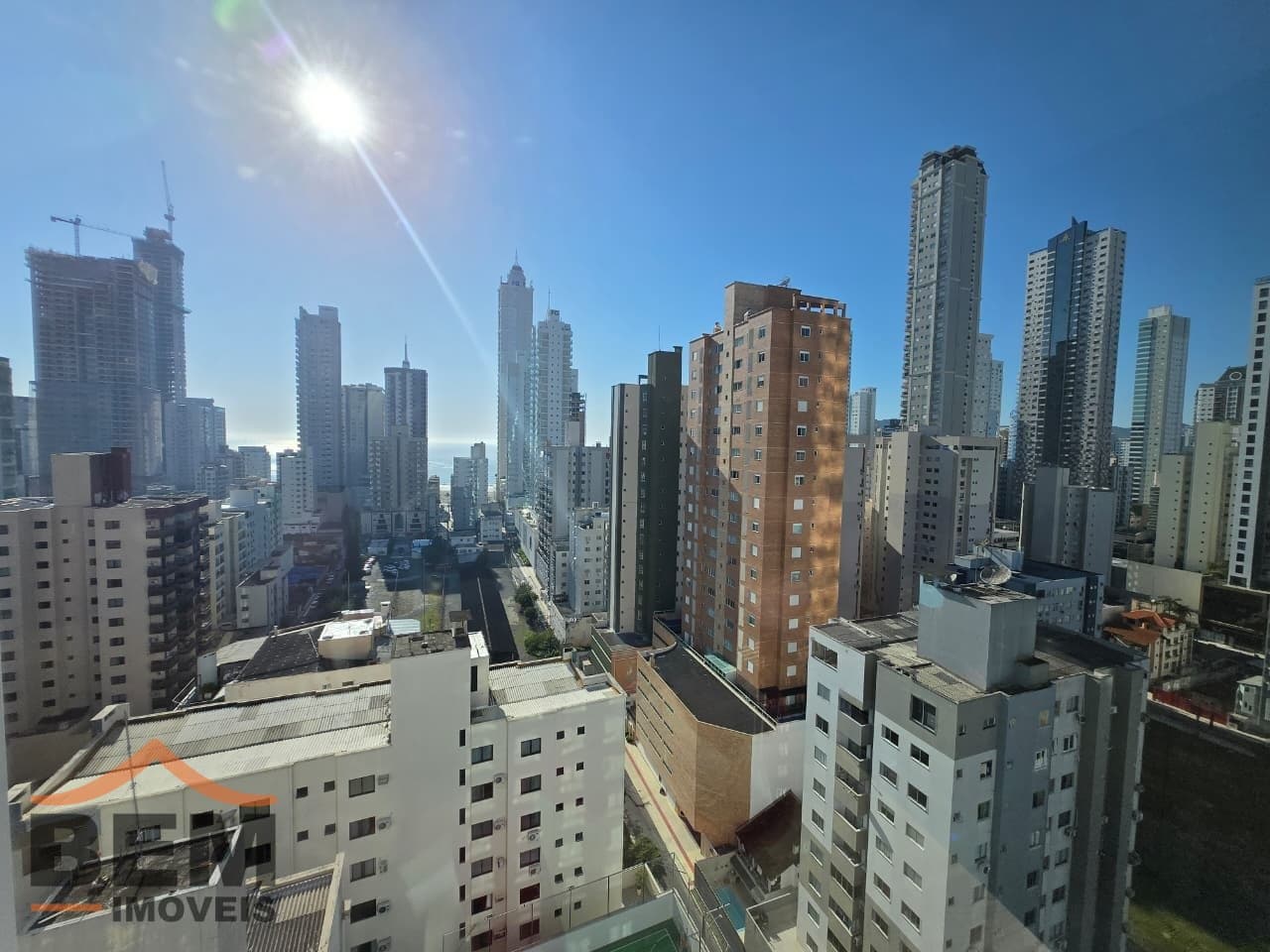 Apartamento para Locação com 2 quartos sendo 2 suítes, 3 vagas no bairro Centro em Balneário Camboriú/SC