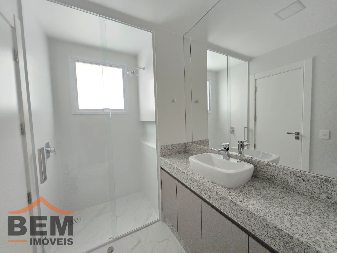 Apartamento para Locação com 2 quartos sendo 2 suítes, 3 vagas no bairro Centro em Balneário Camboriú/SC