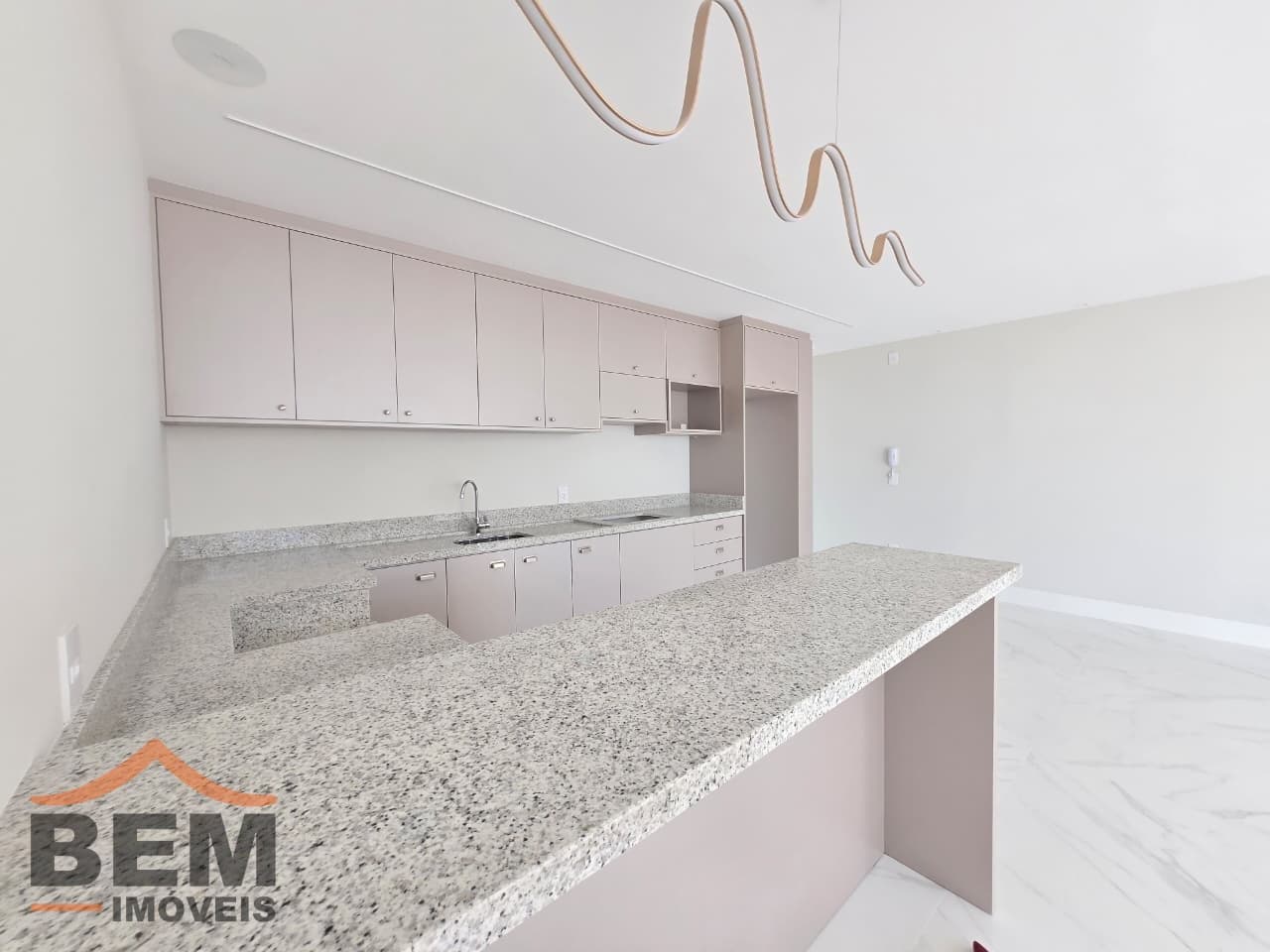Apartamento para Locação com 2 quartos sendo 2 suítes, 3 vagas no bairro Centro em Balneário Camboriú/SC
