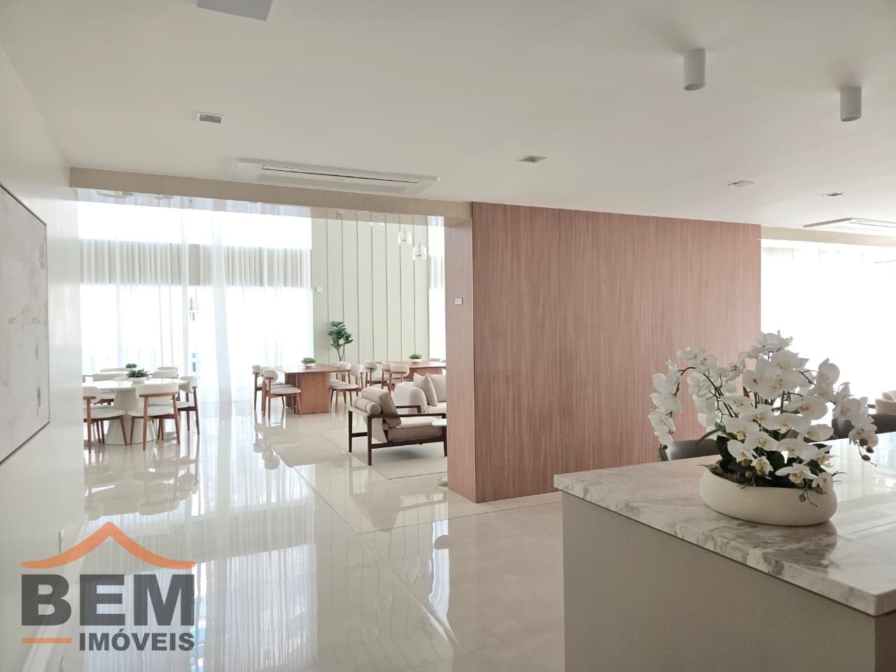 Apartamento para Locação com 2 quartos sendo 2 suítes, 3 vagas no bairro Centro em Balneário Camboriú/SC