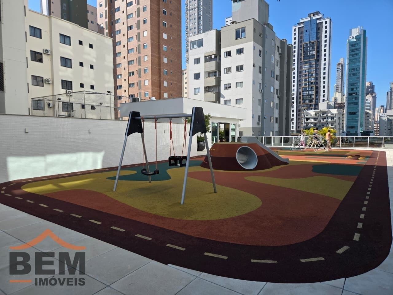 Apartamento para Locação com 2 quartos sendo 2 suítes, 3 vagas no bairro Centro em Balneário Camboriú/SC