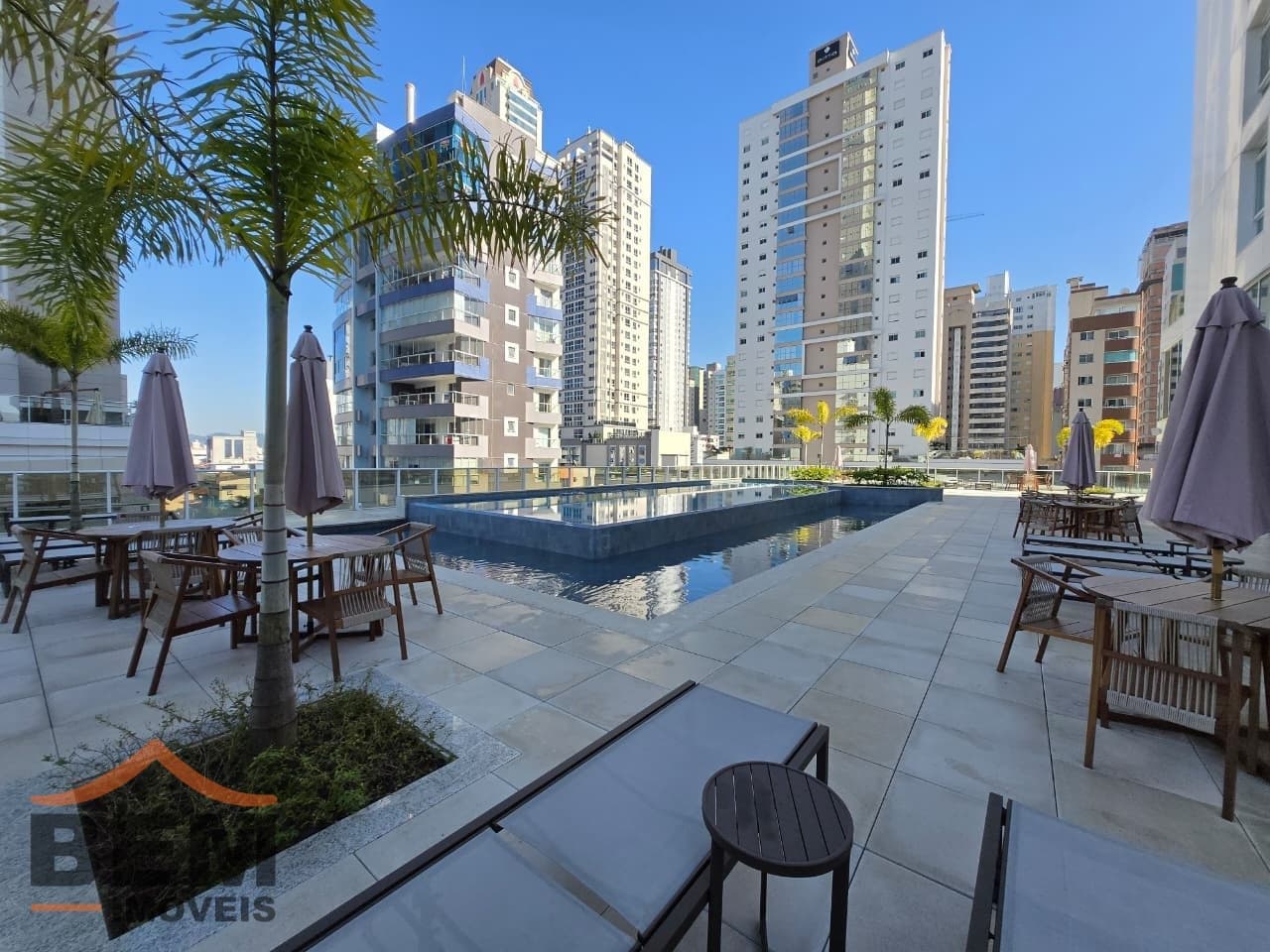 Apartamento para Locação com 2 quartos sendo 2 suítes, 3 vagas no bairro Centro em Balneário Camboriú/SC
