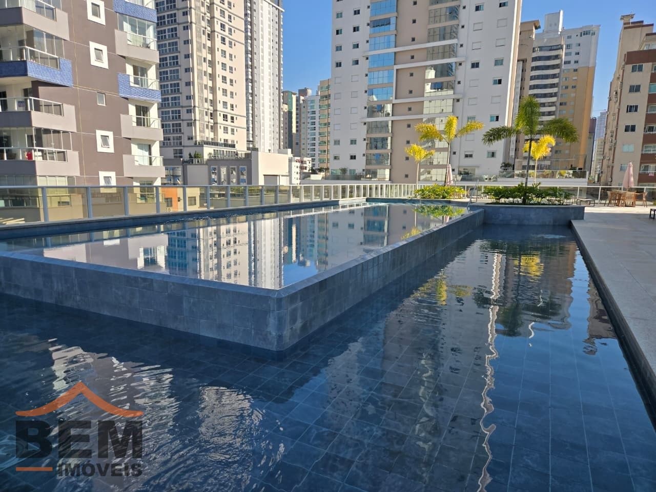 Apartamento para Locação com 2 quartos sendo 2 suítes, 3 vagas no bairro Centro em Balneário Camboriú/SC