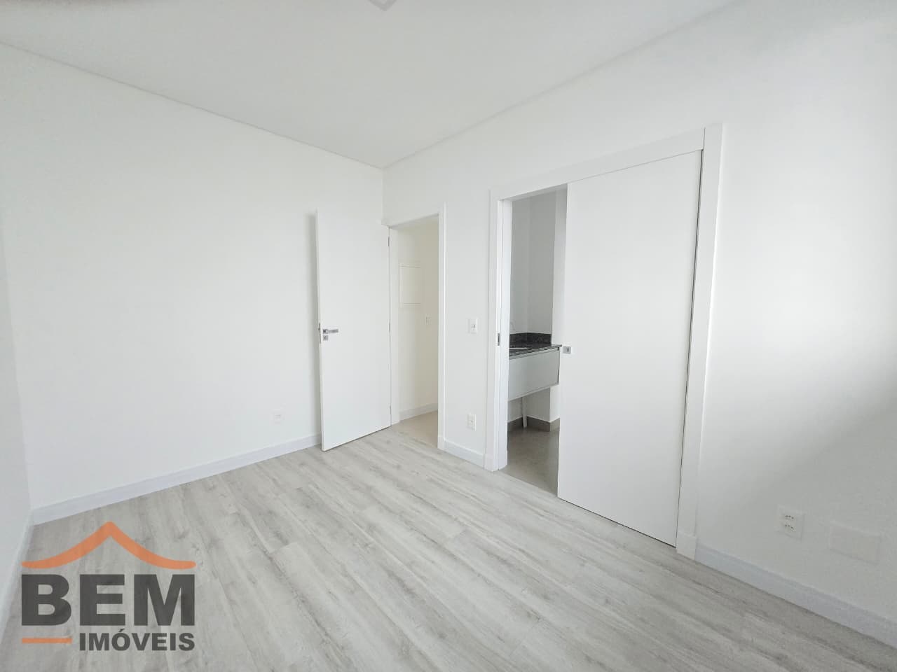 Apartamento para Locação com 3 quartos sendo 1 suíte, 2 vagas no bairro Centro em Camboriú/SC: 18-DEMI-SUÍTE