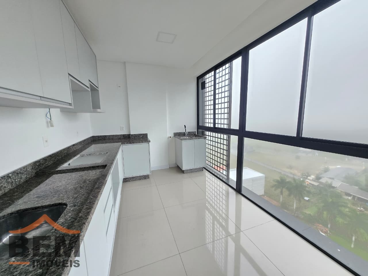 Apartamento para Locação com 3 quartos sendo 1 suíte, 2 vagas no bairro Centro em Camboriú/SC: 07-COZINHA 