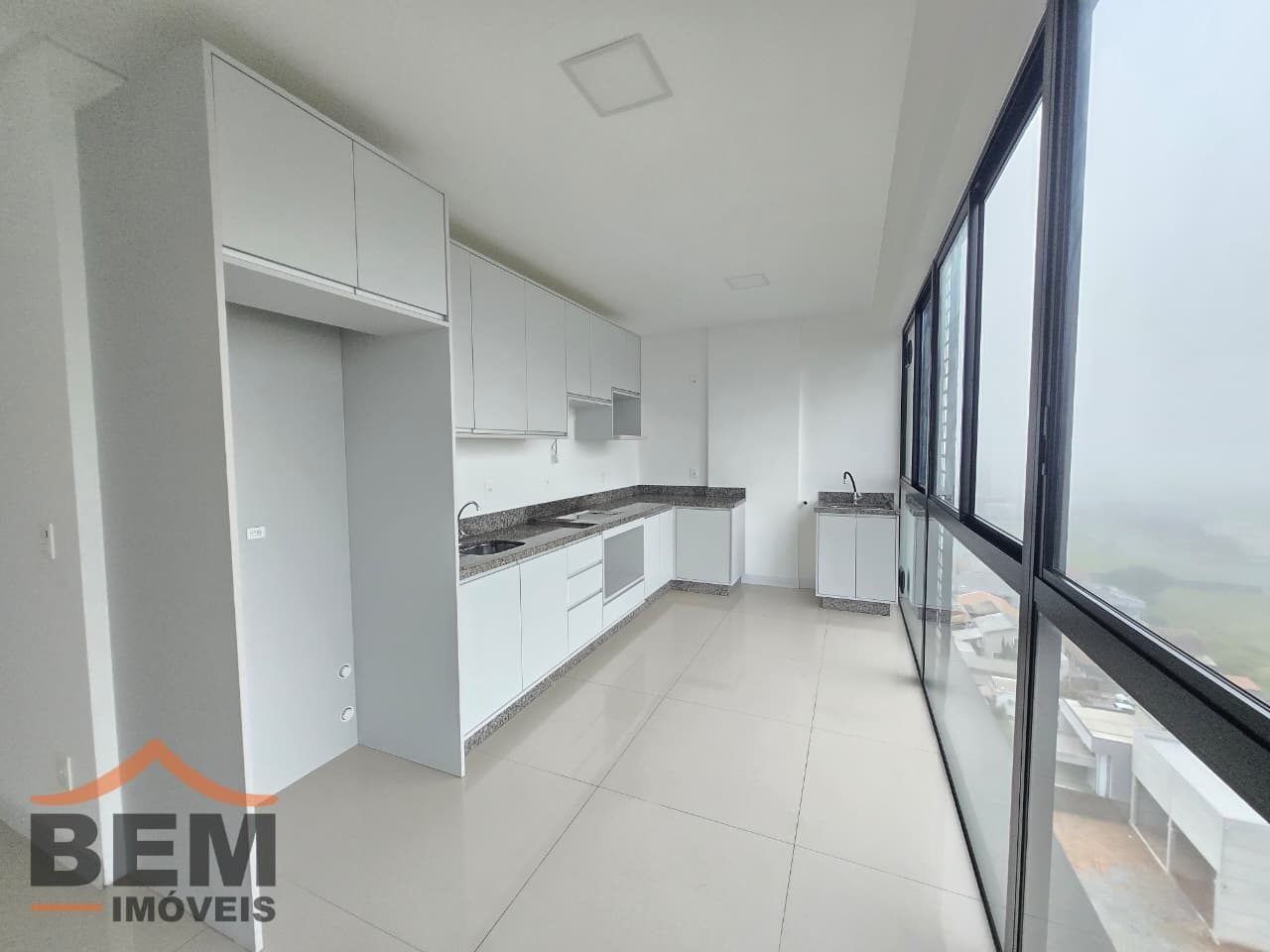 Apartamento para Locação com 3 quartos sendo 1 suíte, 2 vagas no bairro Centro em Camboriú/SC: 06-COZINHA 