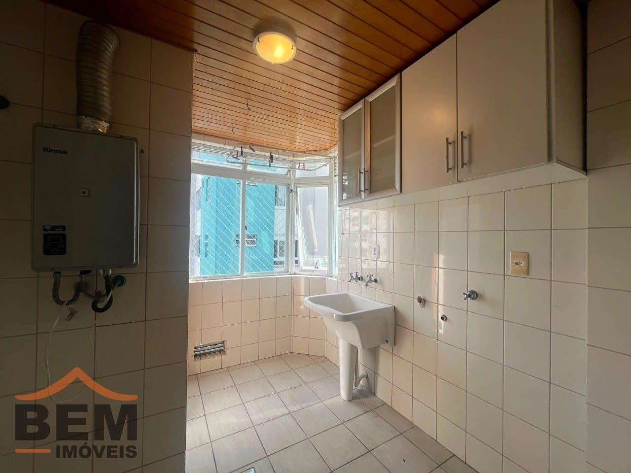 Apartamento para Locação com 3 quartos sendo 1 suíte, 1 vaga no bairro Centro em Itajaí/SC