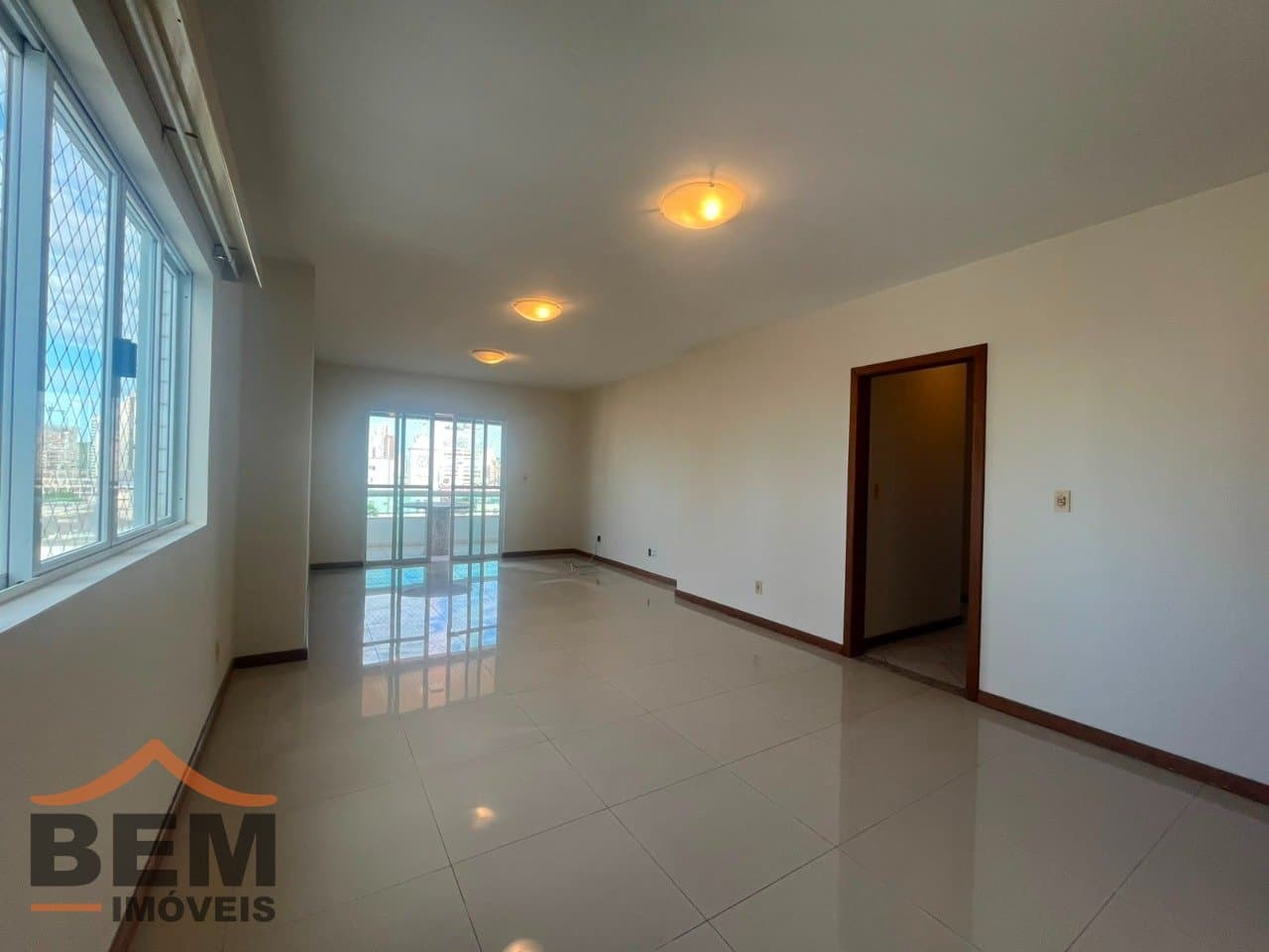 Apartamento para Locação com 3 quartos sendo 1 suíte, 1 vaga no bairro Centro em Itajaí/SC