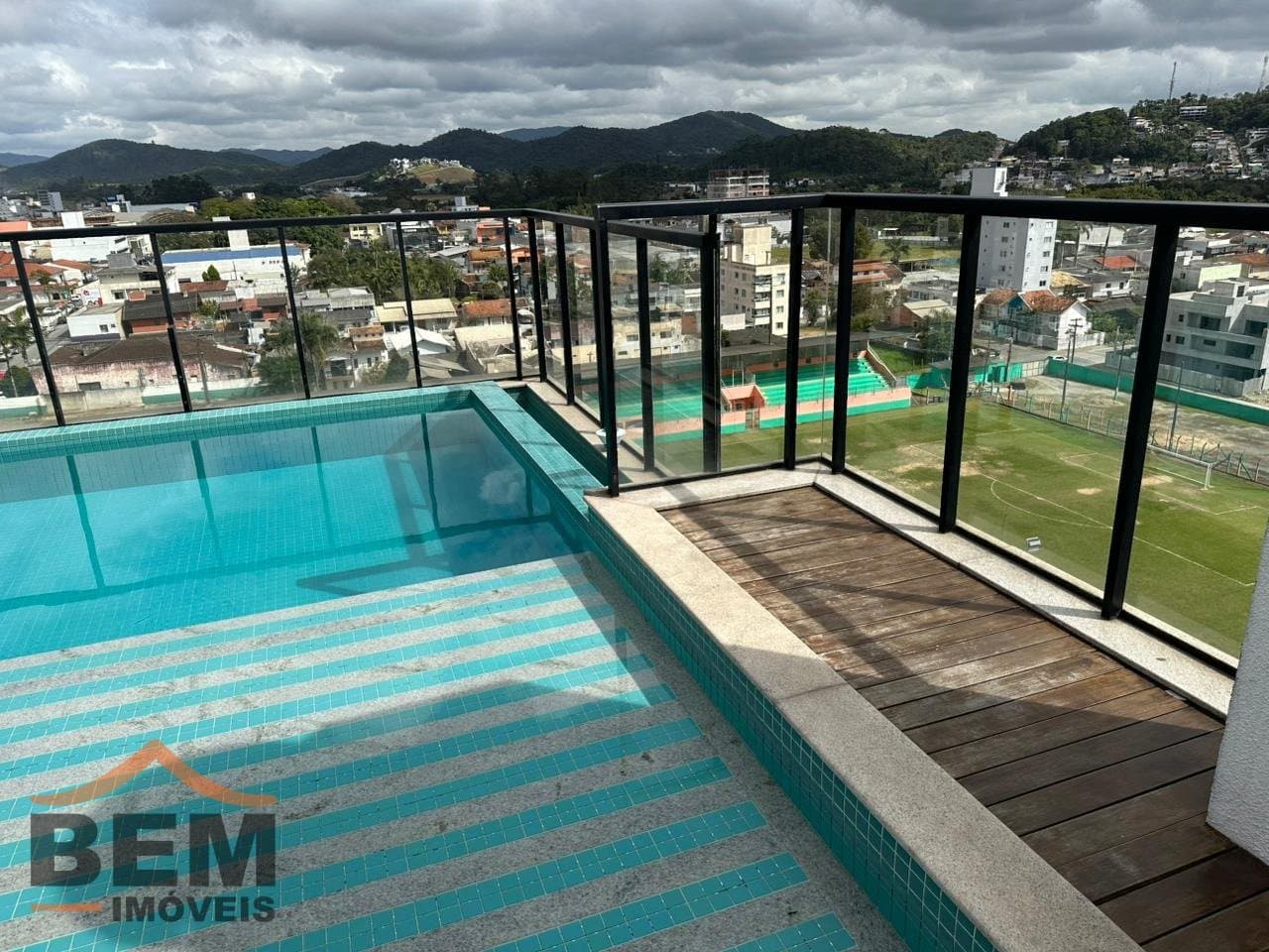 Apartamento à Venda com 3 quartos sendo 1 suíte, 2 vagas no bairro Centro em Camboriú/SC