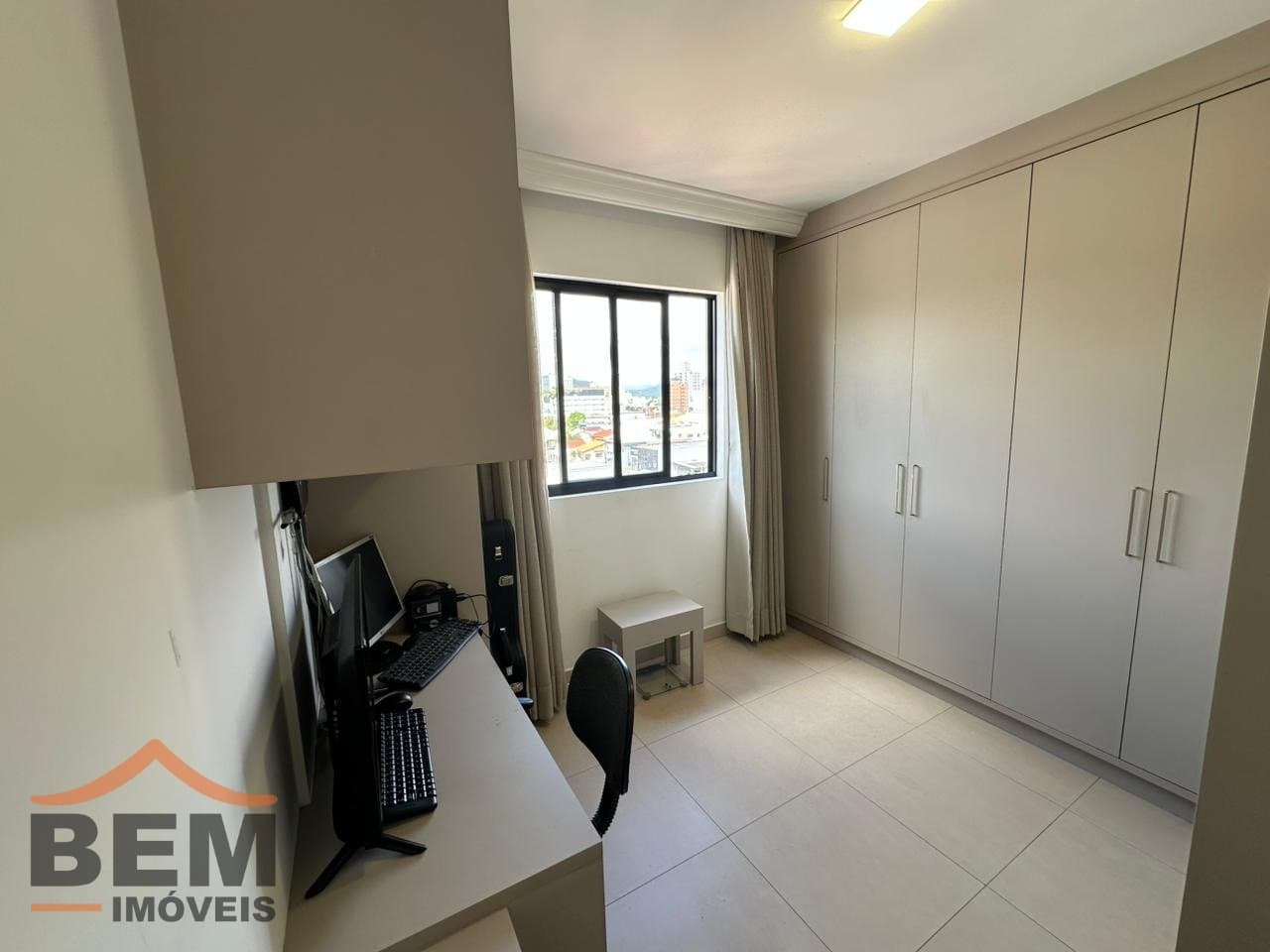 Apartamento à Venda com 3 quartos sendo 1 suíte, 2 vagas no bairro Centro em Camboriú/SC