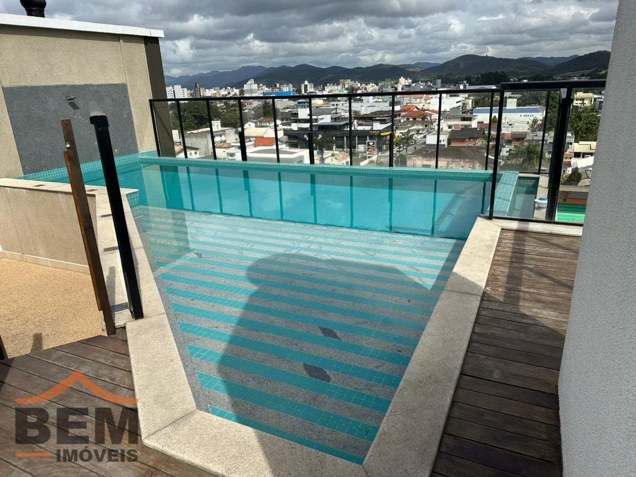 Apartamento à Venda com 3 quartos sendo 1 suíte, 2 vagas no bairro Centro em Camboriú/SC