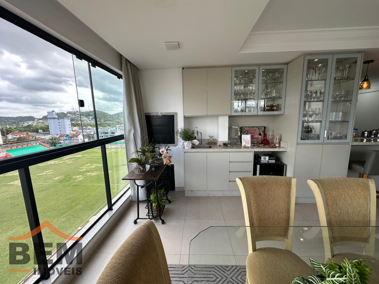 Apartamento à Venda com 3 quartos sendo 1 suíte, 2 vagas no bairro Centro em Camboriú/SC