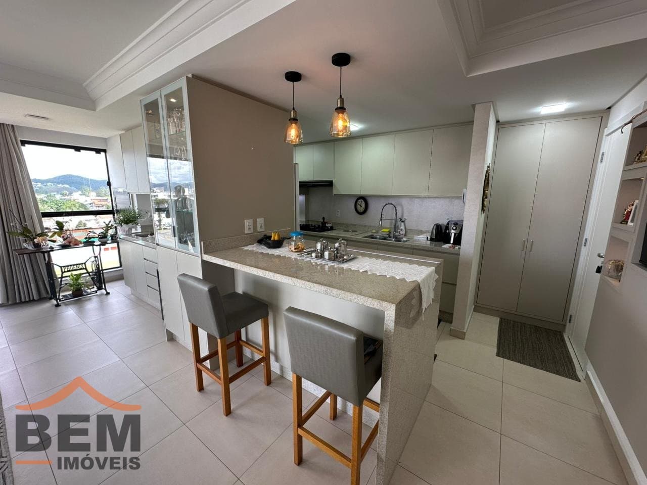 Apartamento à Venda com 3 quartos sendo 1 suíte, 2 vagas no bairro Centro em Camboriú/SC