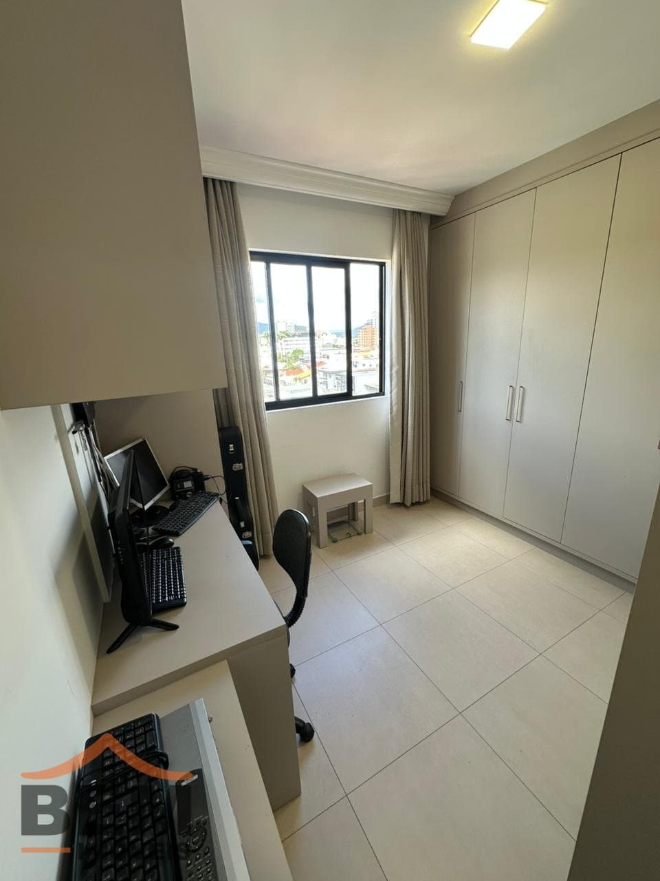 Apartamento à Venda com 3 quartos sendo 1 suíte, 2 vagas no bairro Centro em Camboriú/SC