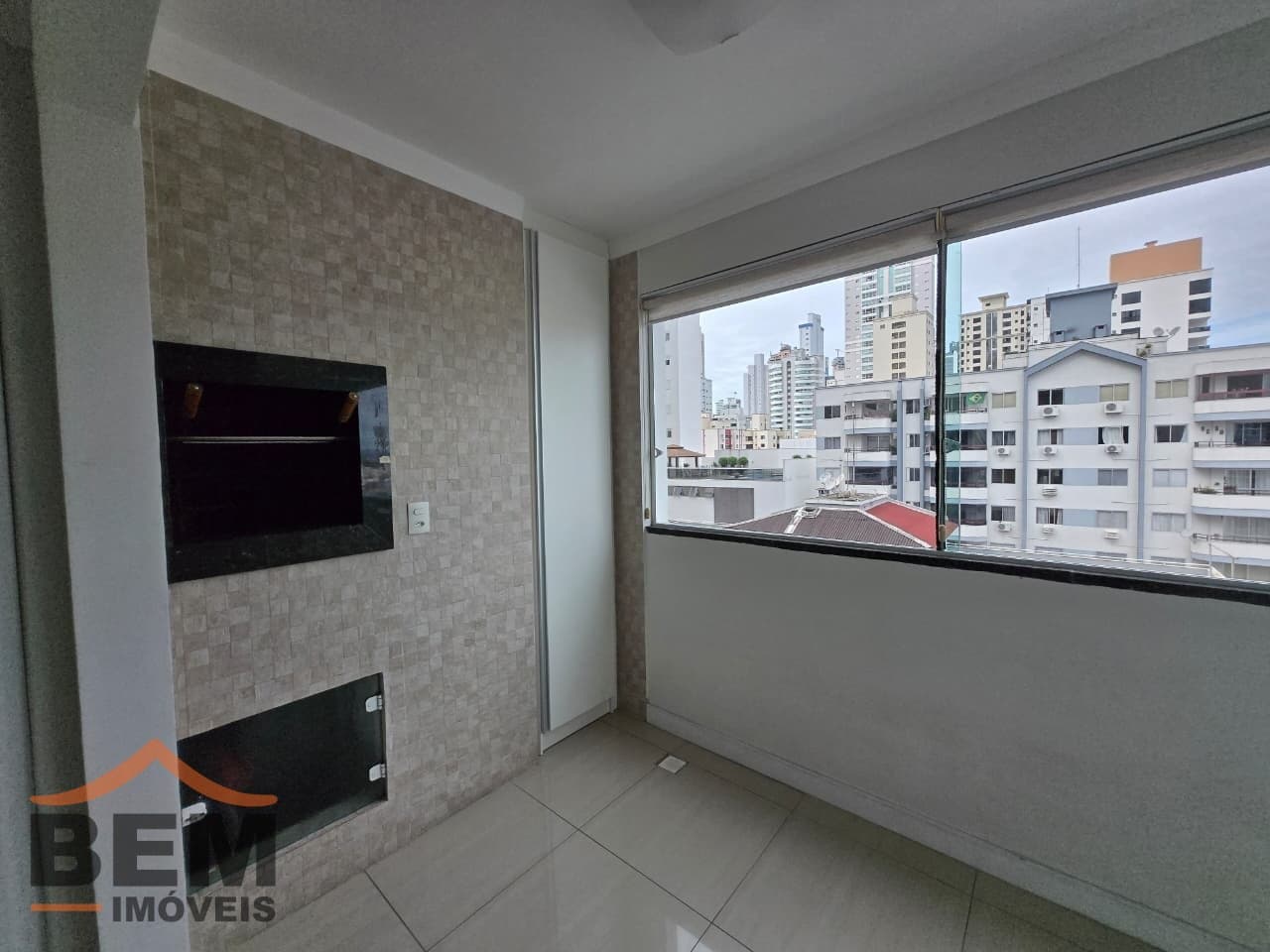 Apartamento para aluguel no Centro de Balneário Camboriú: SACADA COM CHURRASQUEIRA
